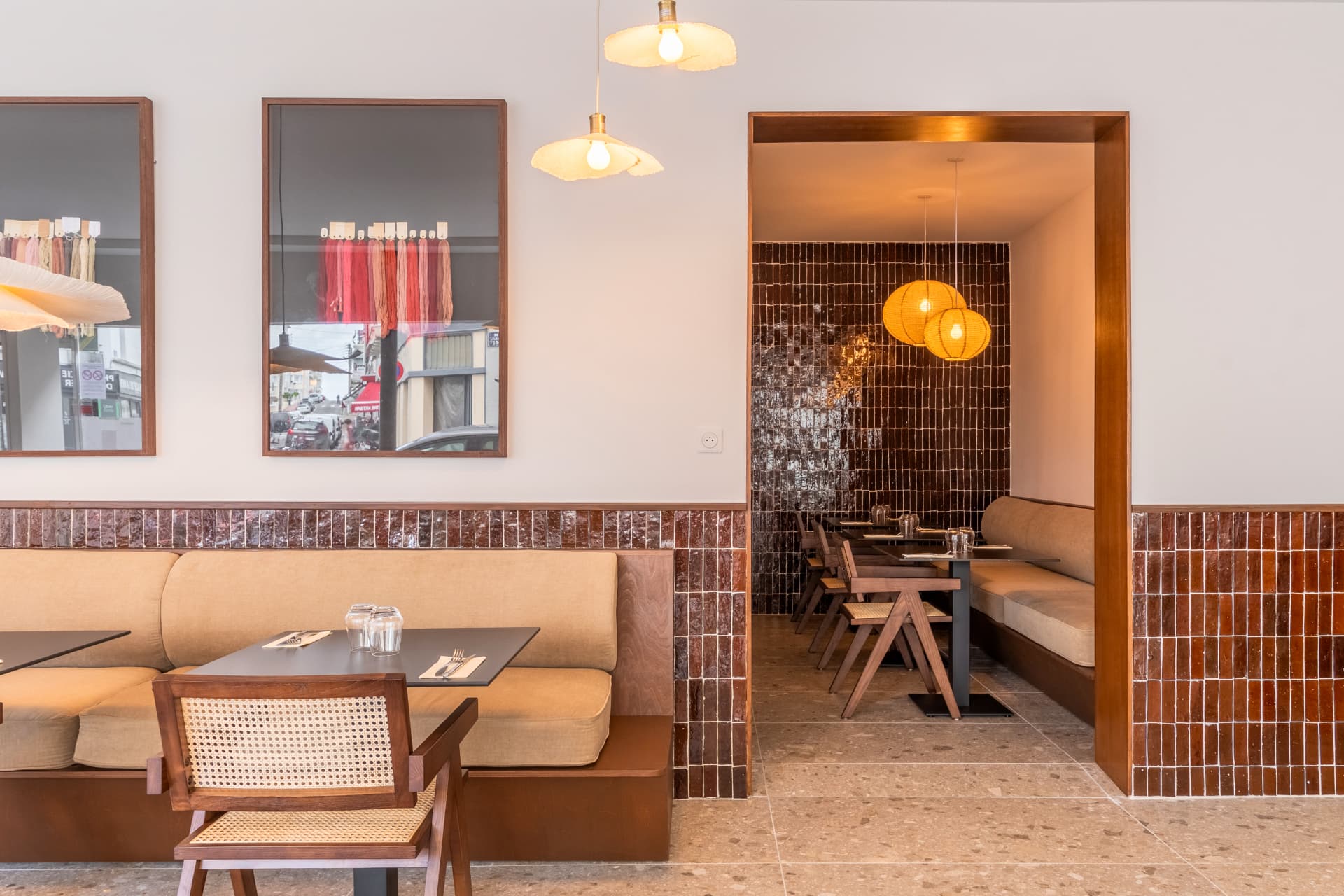 Salle du restaurant Dhamaka à Berck : banquettes beiges, zellige brun et suspensions en papier